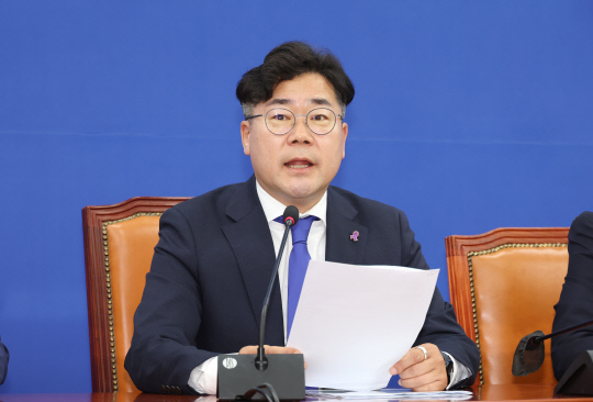박찬대 더불어민주당 원내대표가 30일 오전 국회에서 열린 정책조정 회의에서 발언하고 있다.<연합뉴스>